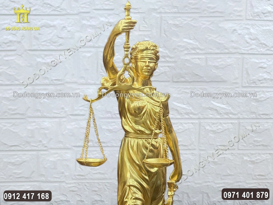 Mắt nữ thần bịt dải băng thể hiện sự kh&aacute;ch quan, v&ocirc; tư